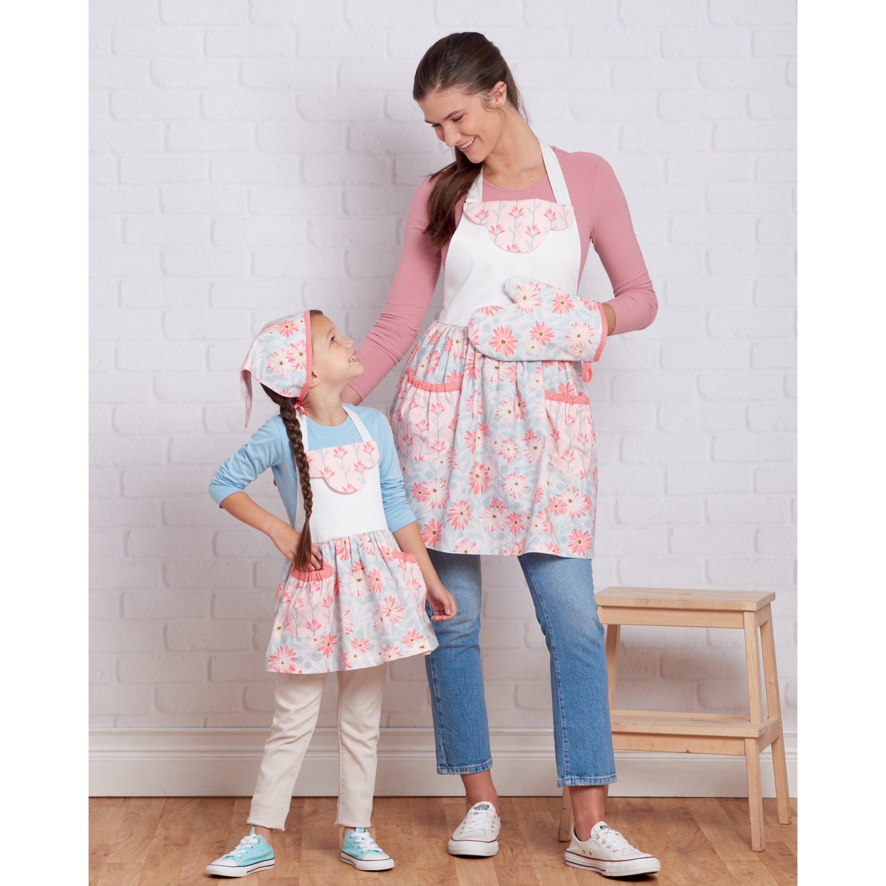 Simplicity 9565 Children's and Misses' Aprons and Accessories pattern from Jaycotts Sewing Supplies